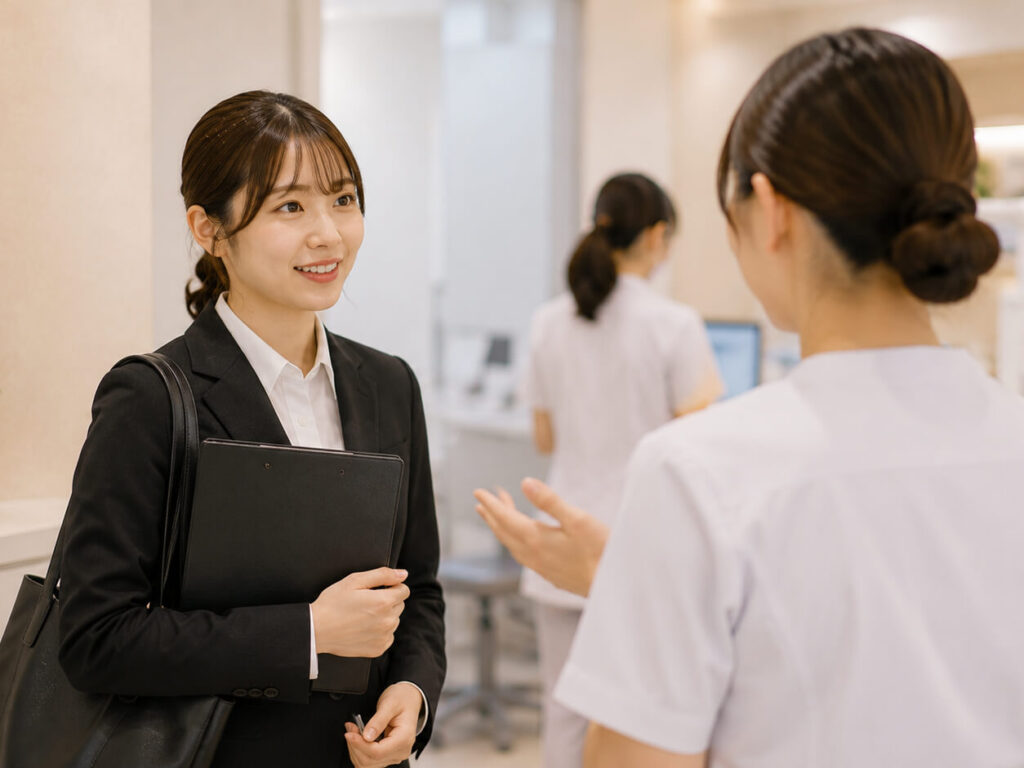 歯科医院見学でスタッフに質問する歯科衛生士学生の様子