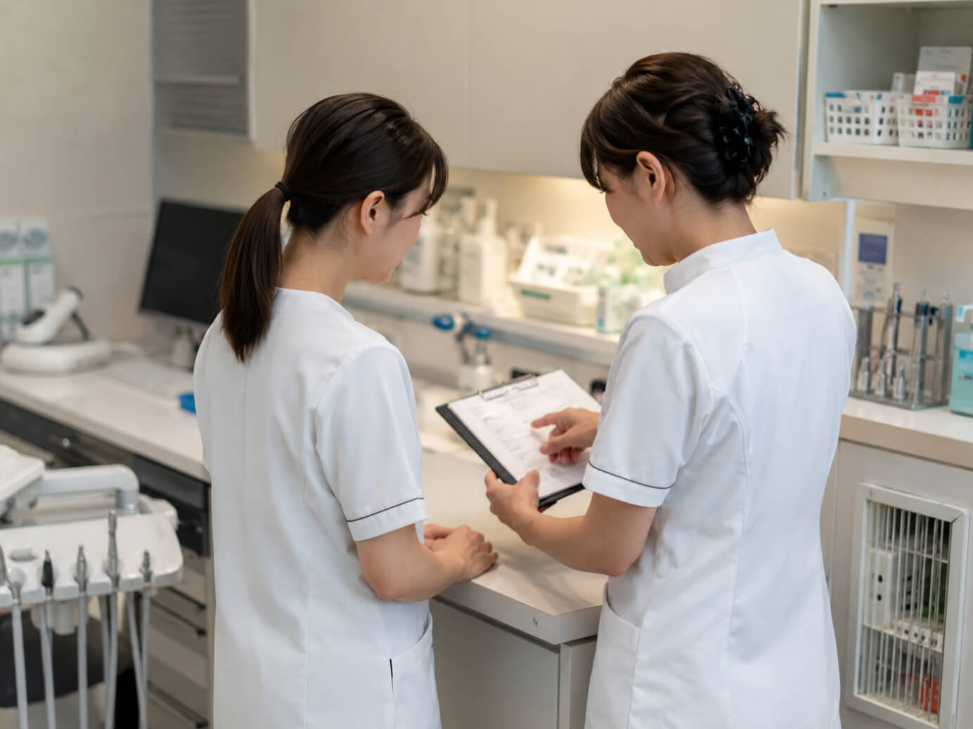 先輩が若手スタッフに振り返りを伝えている様子