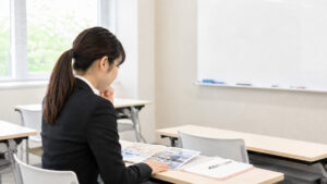 リクルートスーツ姿で就職資料を見る歯科衛生士学生の様子