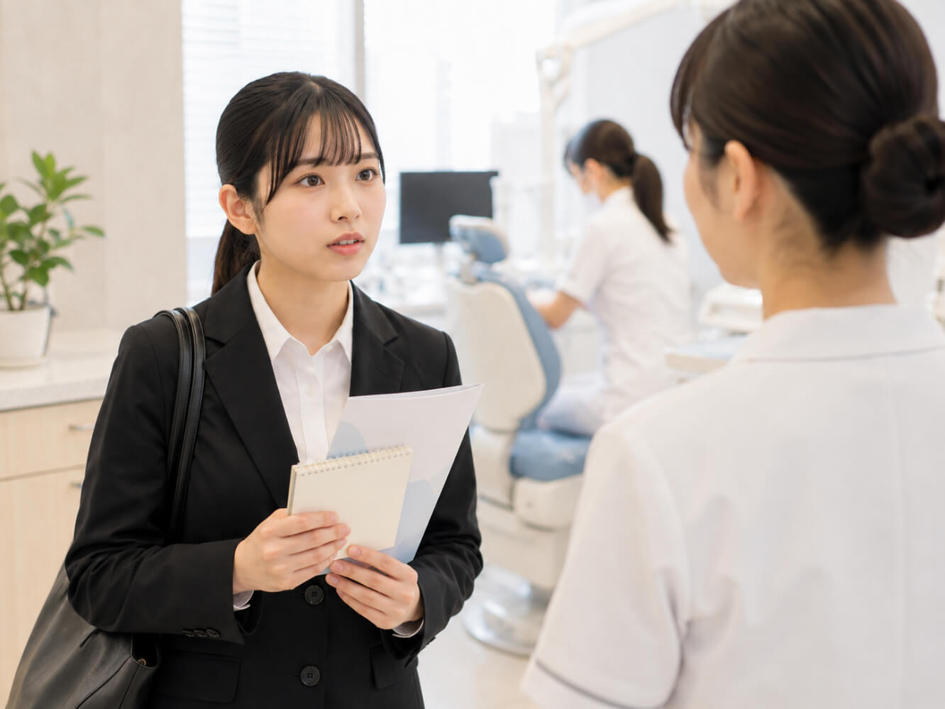 見学中に準備した質問をスタッフへ尋ねる学生の様子
