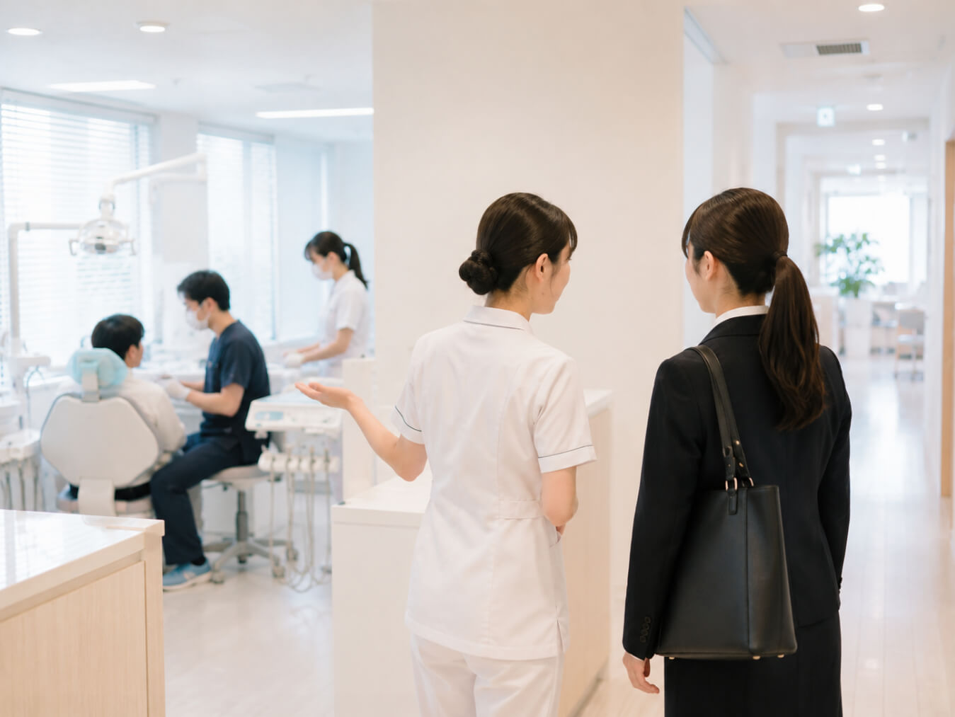 歯科医院スタッフが学生へ院内を案内している様子