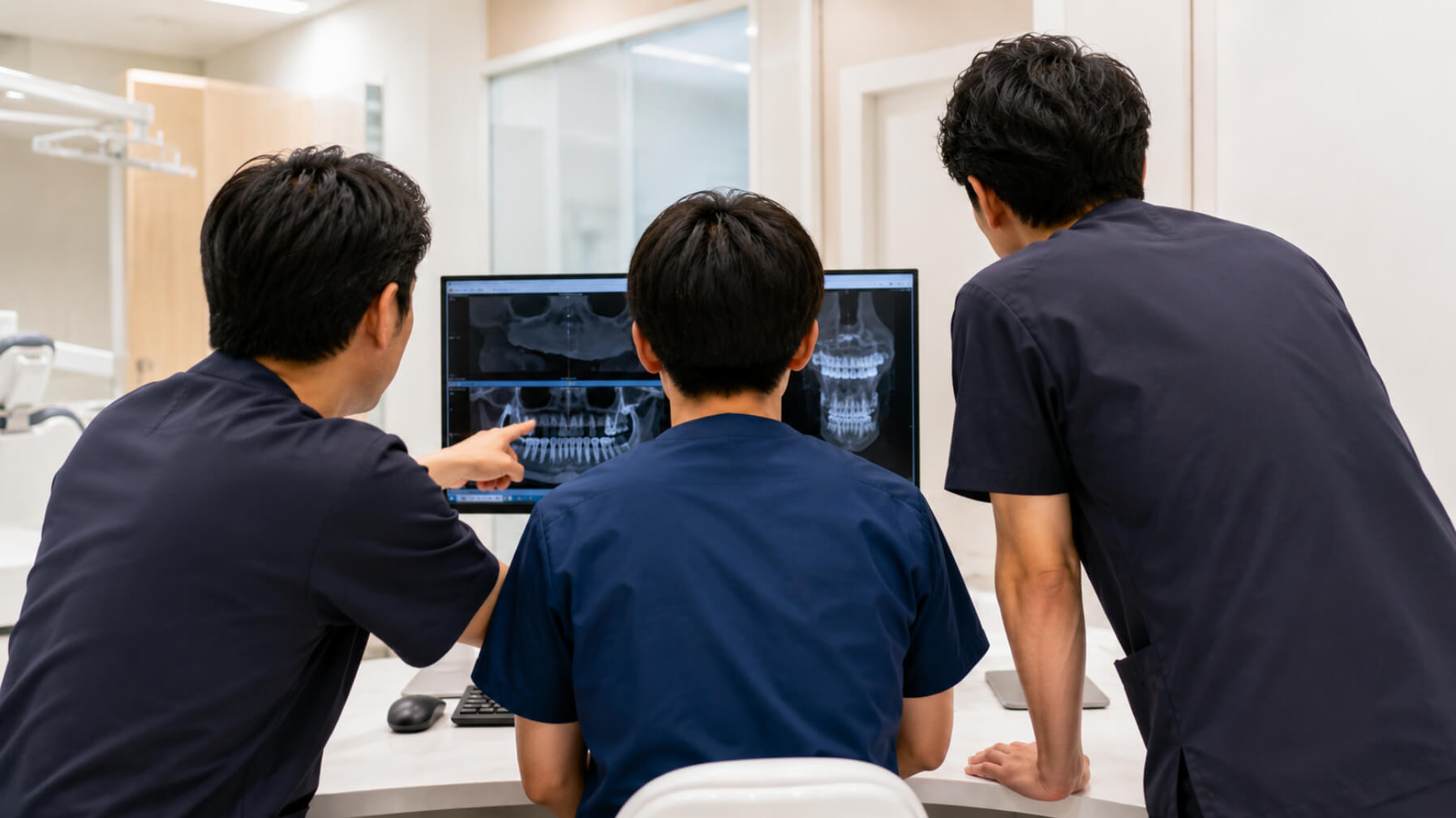 歯科医師がCT画像を見ながら学ぶ様子